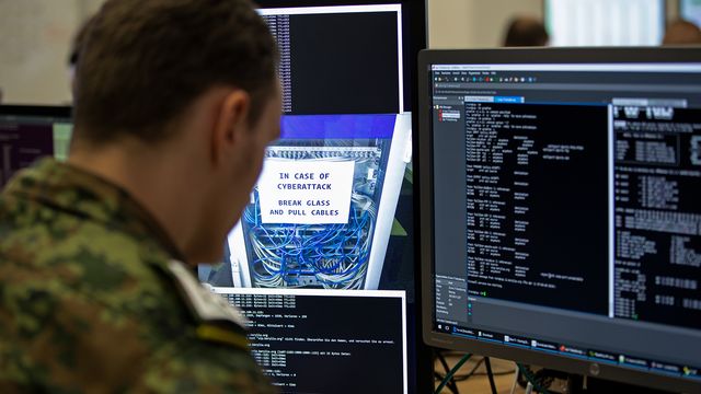 Ein Soldat analysiert Daten an seinem Computer im Rahmen der Live-Fire-Cyber-Abwehrübung „Locked Shield“ 2019 in Köln Foto: Bundeswehr/Martina Pump